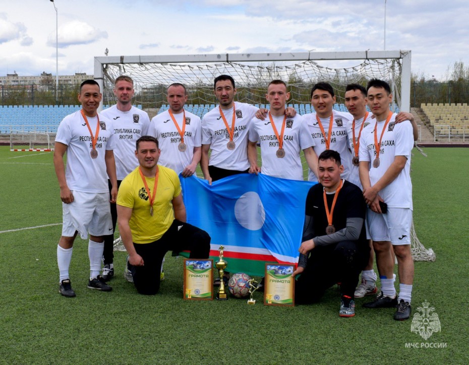 Футболисты МЧС Якутии привезли медали из Биробиджана